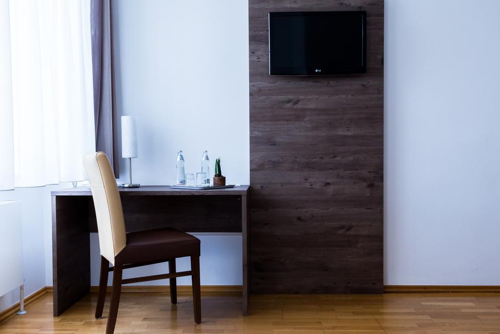 Hotel Vinothek Schwarzer Adler Ottensheim Room photo