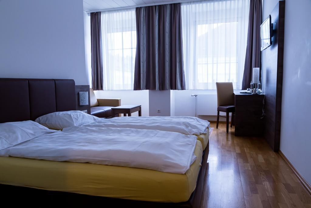 Hotel Vinothek Schwarzer Adler Ottensheim Room photo