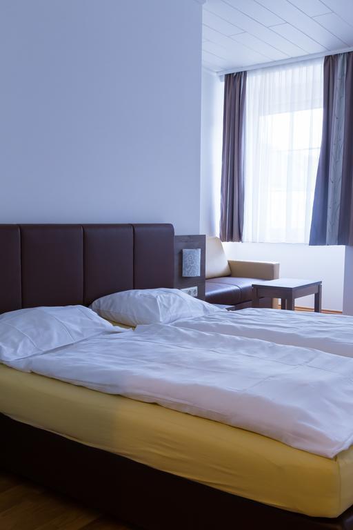 Hotel Vinothek Schwarzer Adler Ottensheim Room photo